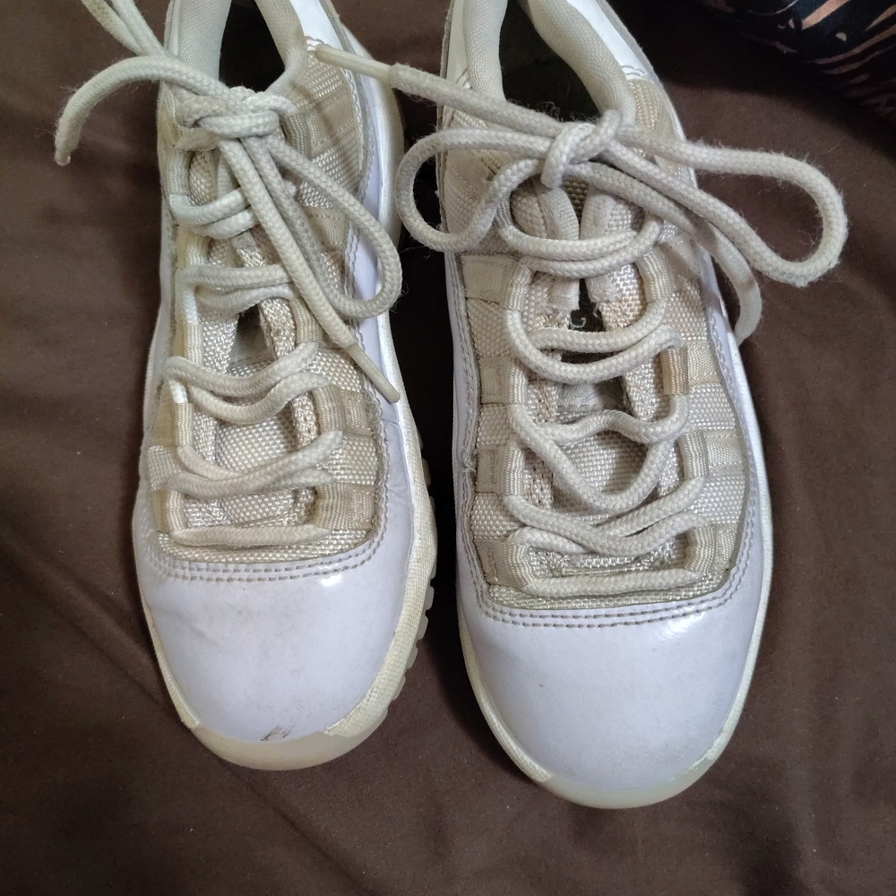 Jordan Kids Sneakers in White and Cream